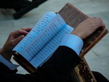 Kudüs İsrail 16 Mayıs 2018 Closeup bir dini insanların Kudüs'te Tevrat kitap okuma