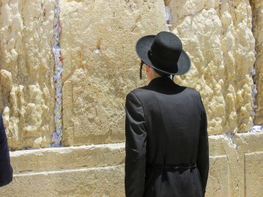 Kudüs İsrail 21 Mayıs 2018 görünümü bir bilinmeyen dini Ortodoks Yahudi Kudüs'ün eski şehri batı duvarı önünde dua