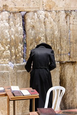 Kudüs İsrail 21 Mayıs 2018 görünümü bir bilinmeyen dini Ortodoks Yahudi Kudüs'ün eski şehri batı duvarı önünde dua