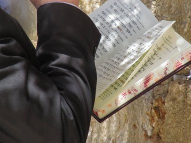 Kudüs İsrail 21 Mayıs 2018 görünümü bir bilinmeyen dini Ortodoks Yahudi Kudüs'ün eski şehri batı duvarı önünde dua