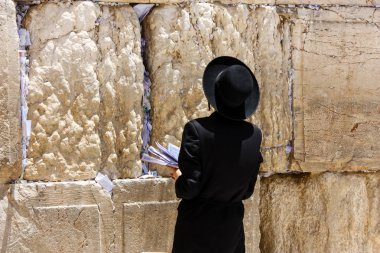 Kudüs İsrail 21 Mayıs 2018 görünümü bir bilinmeyen dini Ortodoks Yahudi Kudüs'ün eski şehri batı duvarı önünde dua