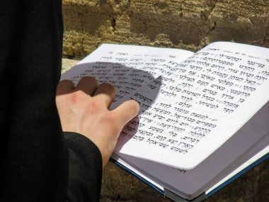 Kudüs İsrail 21 Mayıs 2018 görünümü bir bilinmeyen dini Ortodoks Yahudi Kudüs'ün eski şehri batı duvarı önünde dua