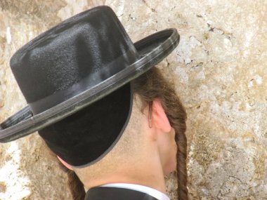 Kudüs İsrail 21 Mayıs 2018 görünümü bir bilinmeyen dini Ortodoks Yahudi Kudüs'ün eski şehri batı duvarı önünde dua