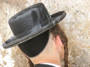 Kudüs İsrail 21 Mayıs 2018 görünümü bir bilinmeyen dini Ortodoks Yahudi Kudüs'ün eski şehri batı duvarı önünde dua