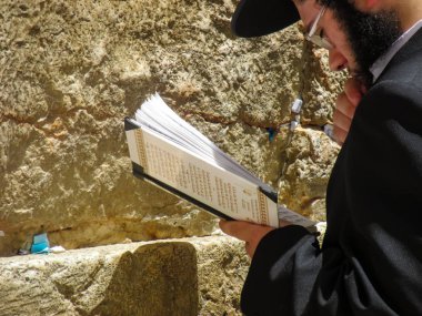 Kudüs İsrail 21 Mayıs 2018 görünümü bir bilinmeyen dini Ortodoks Yahudi Kudüs'ün eski şehri batı duvarı önünde dua