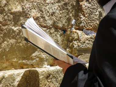 Kudüs İsrail 21 Mayıs 2018 görünümü bir bilinmeyen dini Ortodoks Yahudi Kudüs'ün eski şehri batı duvarı önünde dua