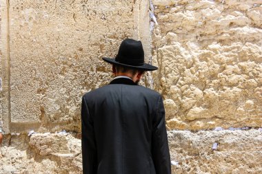 Kudüs İsrail 21 Mayıs 2018 görünümü bir bilinmeyen dini Ortodoks Yahudi Kudüs'ün eski şehri batı duvarı önünde dua