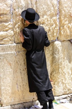 Kudüs İsrail 21 Mayıs 2018 görünümü bir bilinmeyen dini Ortodoks Yahudi Kudüs'ün eski şehri batı duvarı önünde dua