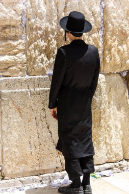 Kudüs İsrail 21 Mayıs 2018 görünümü bir bilinmeyen dini Ortodoks Yahudi Kudüs'ün eski şehri batı duvarı önünde dua
