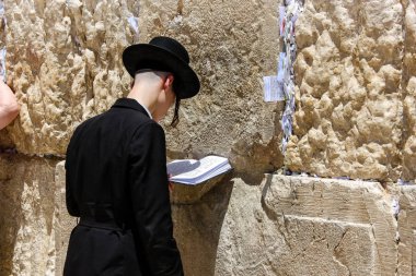 Kudüs İsrail 21 Mayıs 2018 görünümü bir bilinmeyen dini Ortodoks Yahudi Kudüs'ün eski şehri batı duvarı önünde dua