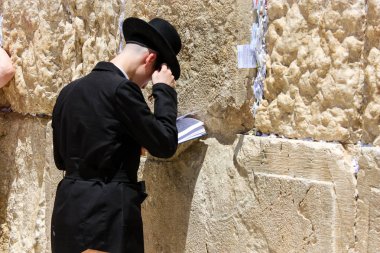 Kudüs İsrail 21 Mayıs 2018 görünümü bir bilinmeyen dini Ortodoks Yahudi Kudüs'ün eski şehri batı duvarı önünde dua