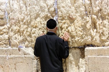 Kudüs İsrail 21 Mayıs 2018 görünümü bir bilinmeyen dini Ortodoks Yahudi Kudüs'ün eski şehri batı duvarı önünde dua