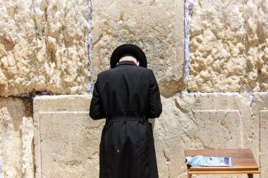 Kudüs İsrail 21 Mayıs 2018 görünümü bir bilinmeyen dini Ortodoks Yahudi Kudüs'ün eski şehri batı duvarı önünde dua