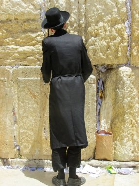 Kudüs İsrail 21 Mayıs 2018 görünümü bir bilinmeyen dini Ortodoks Yahudi Kudüs'ün eski şehri batı duvarı önünde dua