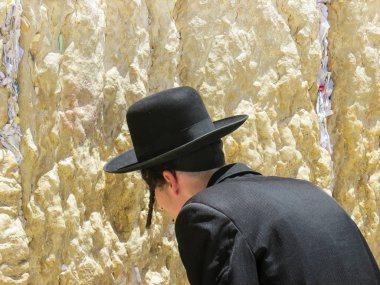 Kudüs İsrail 21 Mayıs 2018 görünümü bir bilinmeyen dini Ortodoks Yahudi Kudüs'ün eski şehri batı duvarı önünde dua