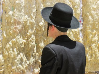 Kudüs İsrail 21 Mayıs 2018 görünümü bir bilinmeyen dini Ortodoks Yahudi Kudüs'ün eski şehri batı duvarı önünde dua