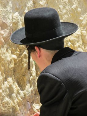 Kudüs İsrail 21 Mayıs 2018 görünümü bir bilinmeyen dini Ortodoks Yahudi Kudüs'ün eski şehri batı duvarı önünde dua