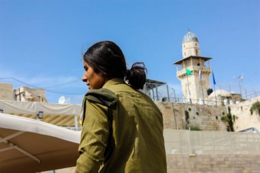 Kudüs İsrail 21 Mayıs 2018 Eski Kudüs şehrinin batı duvarında yürüyen İsrail askerlerinin görüntüsü