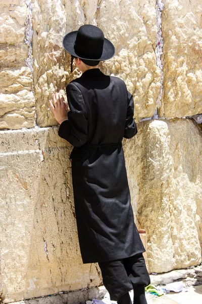 stock image Jerusalem Israel May 21, 2018 View of an unknown religious Orthodox Jew praying in front of the western wall of the old city of Jerusalem