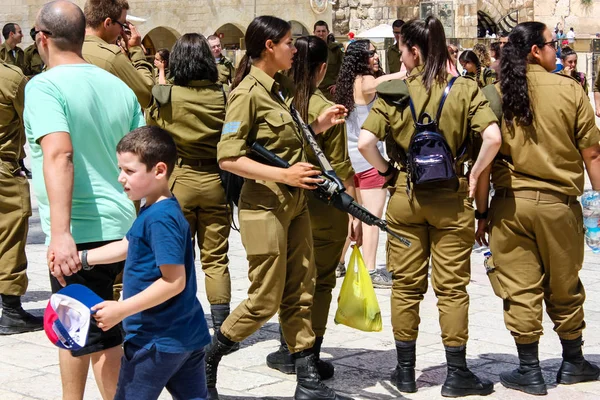 Jerozolima Izrael Maj 2018 Widok Żołnierzy Izraelskich Spacerujących Zachodnim Placu — Zdjęcie stockowe