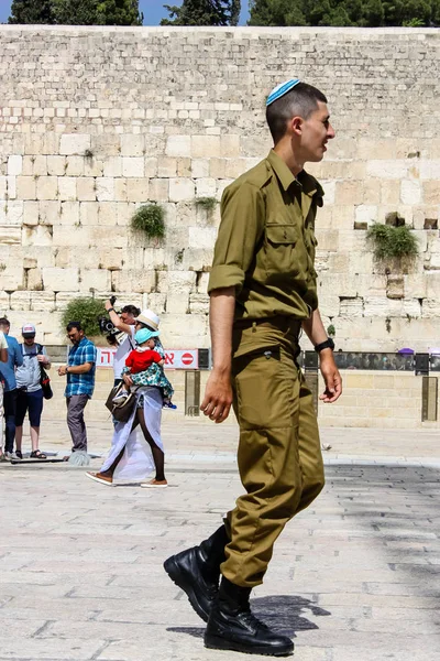 Jerusalén Israel Mayo 2018 Vista Soldados Israelíes Caminando Plaza Del —  Fotos de Stock