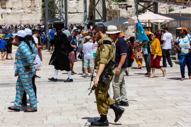 Kudüs İsrail 21 Mayıs 2018 Eski Kudüs şehrinin batı duvarında yürüyen İsrail askerlerinin görüntüsü