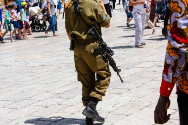 Kudüs İsrail 21 Mayıs 2018 Eski Kudüs şehrinin batı duvarında yürüyen İsrail askerlerinin görüntüsü