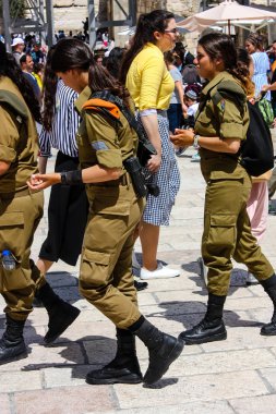 Kudüs İsrail 21 Mayıs 2018 Eski Kudüs şehrinin batı duvarında yürüyen İsrail askerlerinin görüntüsü