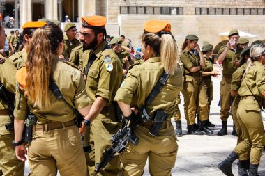 Kudüs İsrail 21 Mayıs 2018 görünümünü bir İsrail askerleri kardeşlik töreni batı duvarı plaza Kudüs'ün eski şehri üzerinde akşam