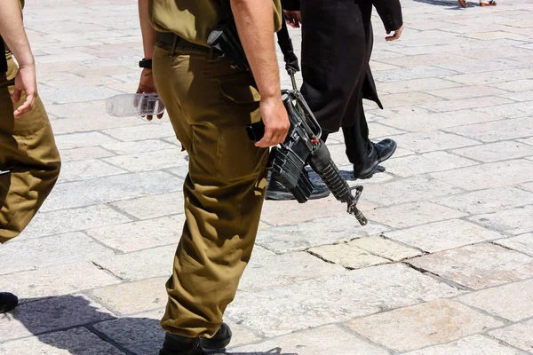 エルサレムイスラエル2018年5月21日エルサレム旧市街の西壁広場を歩くイスラエル兵の姿 — ストック写真