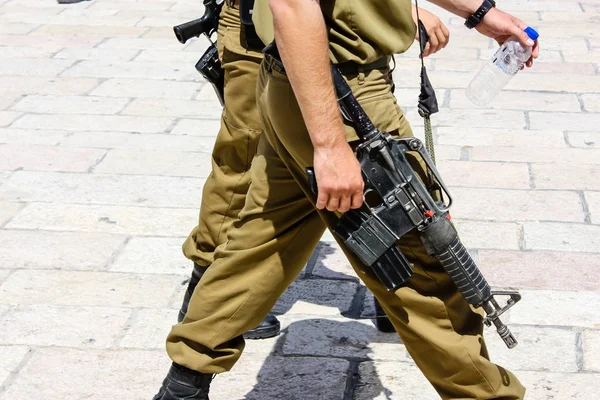 Jerusalén Israel Mayo 2018 Vista Soldados Israelíes Caminando Plaza Del —  Fotos de Stock