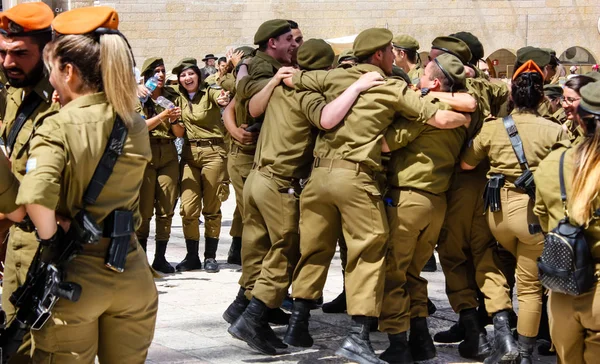 Kudüs İsrail 21 Mayıs 2018 görünümünü bir İsrail askerleri kardeşlik töreni batı duvarı plaza Kudüs'ün eski şehri üzerinde akşam