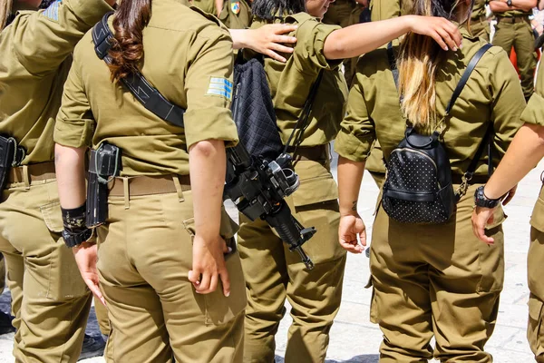 エルサレム イスラエル 2018 日夕方 イスラエルの兵士がエルサレム旧市街の西部の壁の広場で友愛セレモニー — ストック写真