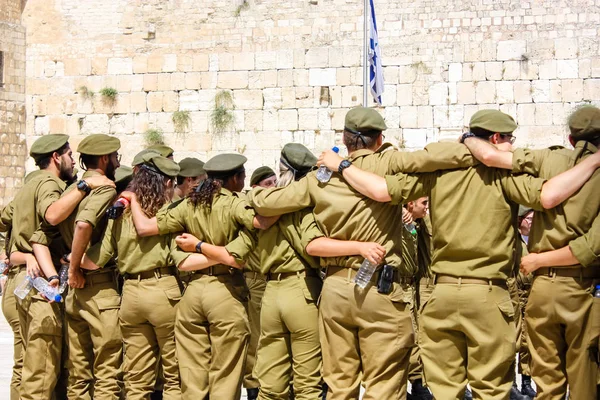 Kudüs İsrail 21 Mayıs 2018 görünümünü bir İsrail askerleri kardeşlik töreni batı duvarı plaza Kudüs'ün eski şehri üzerinde akşam