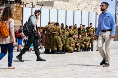 Kudüs İsrail 21 Mayıs 2018 'de İsrail askerlerinin eski Kudüs şehrinin batı duvarındaki plaza manzarası