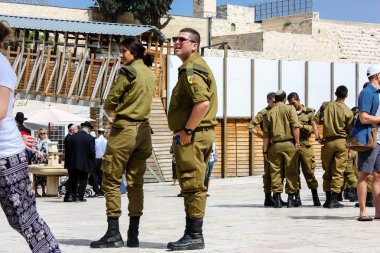 Kudüs İsrail 21 Mayıs 2018 'de İsrail askerlerinin eski Kudüs şehrinin batı duvarındaki plaza manzarası