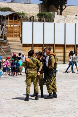 Kudüs İsrail 21 Mayıs 2018 'de İsrail askerlerinin eski Kudüs şehrinin batı duvarındaki plaza manzarası