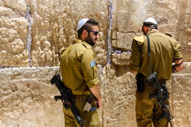 Kudüs İsrail 21 Mayıs 2018 'de İsrail askerlerinin eski Kudüs şehrindeki batı duvarının önünde akşam namazı kılarken görüntüsü