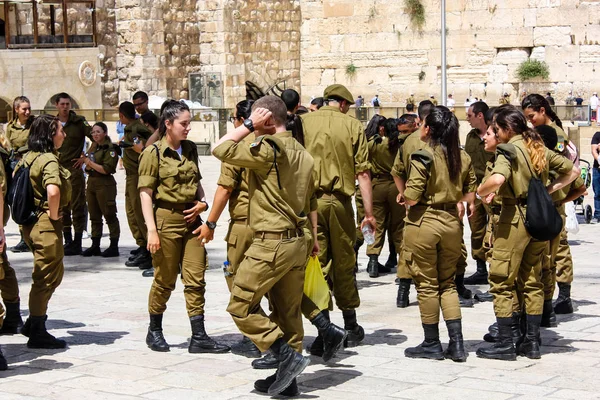 Jerusalén Israel Mayo 2018 Vista Los Soldados Israelíes Pie Plaza —  Fotos de Stock