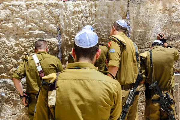 Jerusalén Israel Mayo 2018 Vista Soldados Israelíes Rezando Frente Muro —  Fotos de Stock