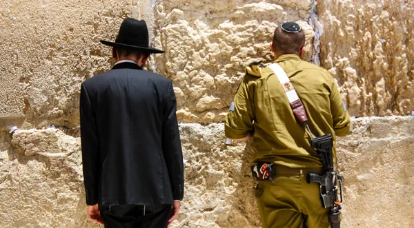 Kudüs İsrail 21 Mayıs 2018 'de İsrail askerlerinin eski Kudüs şehrindeki batı duvarının önünde akşam namazı kılarken görüntüsü