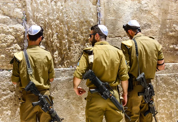 Jerusalén Israel Mayo 2018 Vista Soldados Israelíes Rezando Frente Muro —  Fotos de Stock