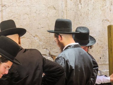 Kudüs İsrail 21 Mayıs 2018 bilinmeyenli dini Ortodoks Yahudiler Kudüs'ün eski şehri batı duvarı önünde akşam dua görünümü