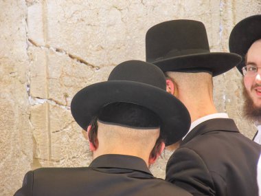 Kudüs İsrail 21 Mayıs 2018 bilinmeyenli dini Ortodoks Yahudiler Kudüs'ün eski şehri batı duvarı önünde akşam dua görünümü