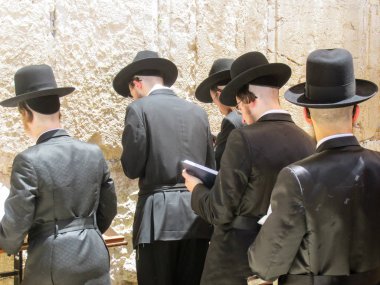 Kudüs İsrail 21 Mayıs 2018 bilinmeyenli dini Ortodoks Yahudiler Kudüs'ün eski şehri batı duvarı önünde akşam dua görünümü