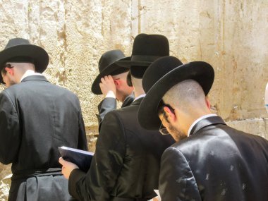 Kudüs İsrail 21 Mayıs 2018 bilinmeyenli dini Ortodoks Yahudiler Kudüs'ün eski şehri batı duvarı önünde akşam dua görünümü
