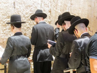 Kudüs İsrail 21 Mayıs 2018 bilinmeyenli dini Ortodoks Yahudiler Kudüs'ün eski şehri batı duvarı önünde akşam dua görünümü