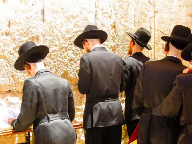 Kudüs İsrail 21 Mayıs 2018 bilinmeyenli dini Ortodoks Yahudiler Kudüs'ün eski şehri batı duvarı önünde akşam dua görünümü