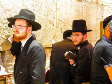 Kudüs İsrail 21 Mayıs 2018 bilinmeyenli dini Ortodoks Yahudiler Kudüs'ün eski şehri batı duvarı önünde akşam dua görünümü