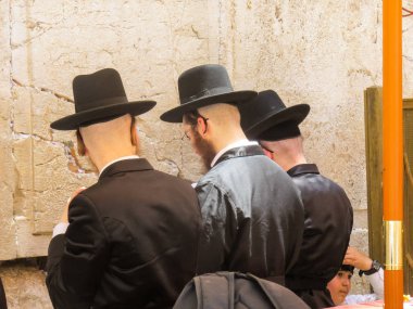 Kudüs İsrail 21 Mayıs 2018 bilinmeyenli dini Ortodoks Yahudiler Kudüs'ün eski şehri batı duvarı önünde akşam dua görünümü